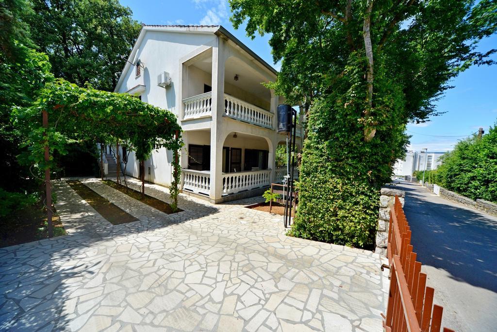 Apartments Karmelic Малинска Стая снимка