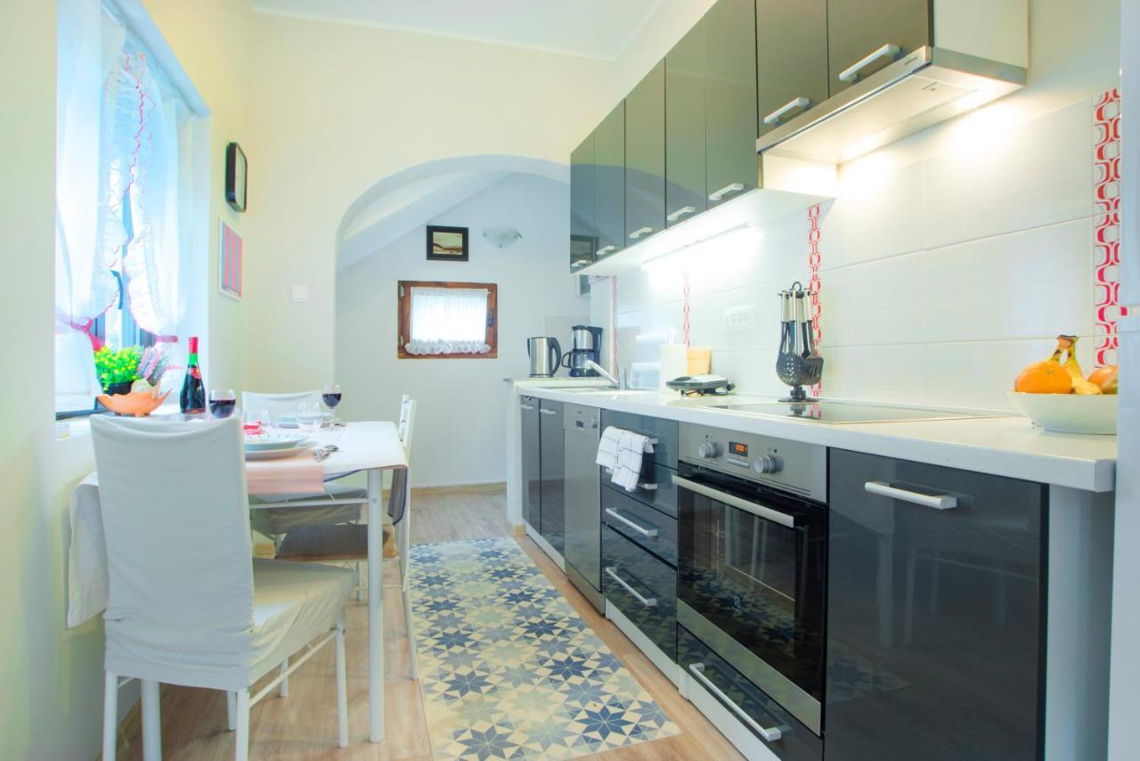 Apartments Karmelic Малинска Екстериор снимка